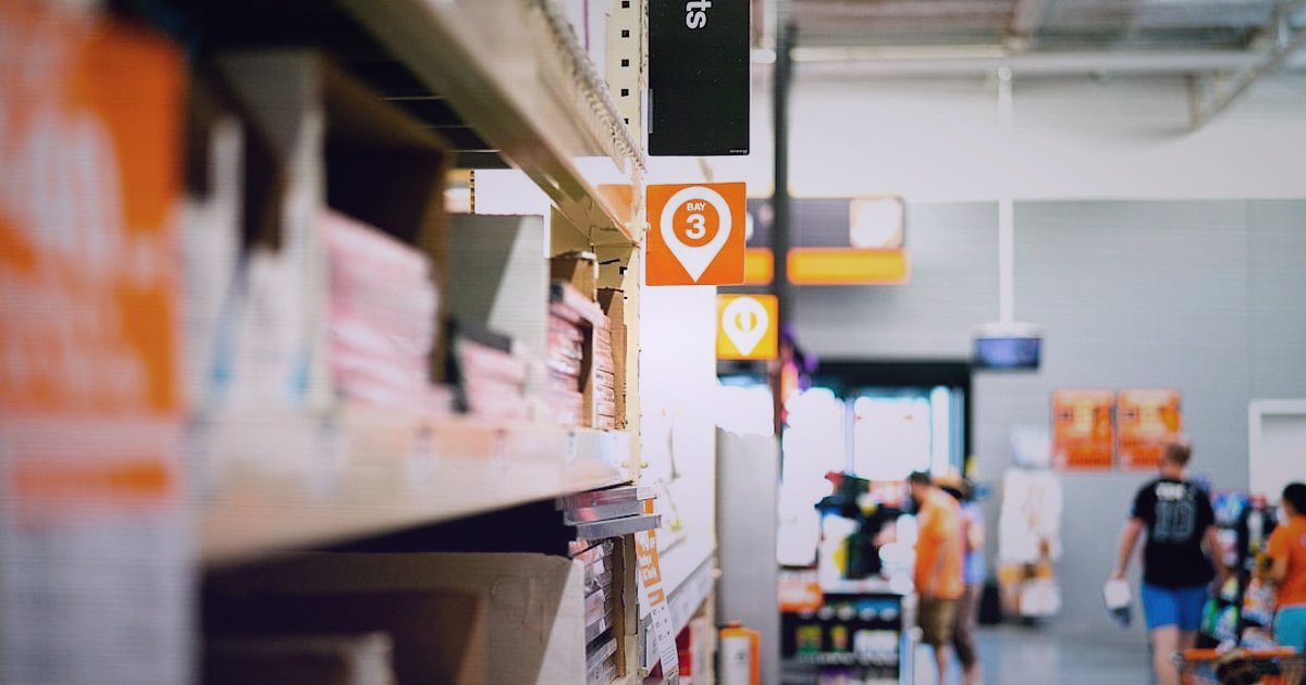 Kitaplık & Raf İadeleri: Müşteri Memnuniyeti ve Kârınızı Koruma 2026 - warehouse shelves filled with flat-pack furniture boxes