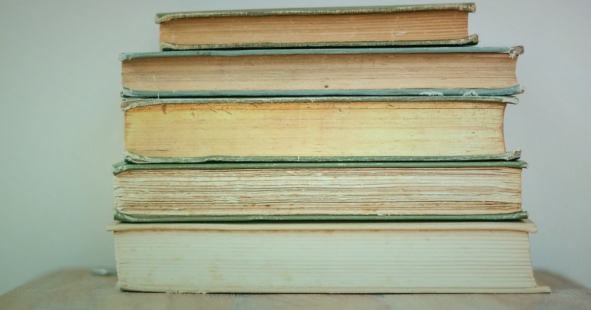 Koleksiyon Satışında Tuzaklar: 2026'da Yeni Başlayanların Kaçınması Gereken Hatalar - vintage comic books stacked on wooden table