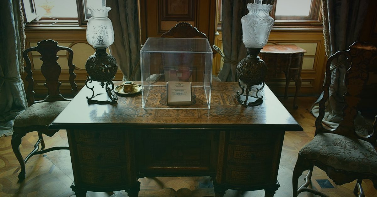 Koleksiyon Satışında Tuzaklar: 2026'da Yeni Başlayanların Kaçınması Gereken Hatalar - antique pocket watch displayed in a glass case