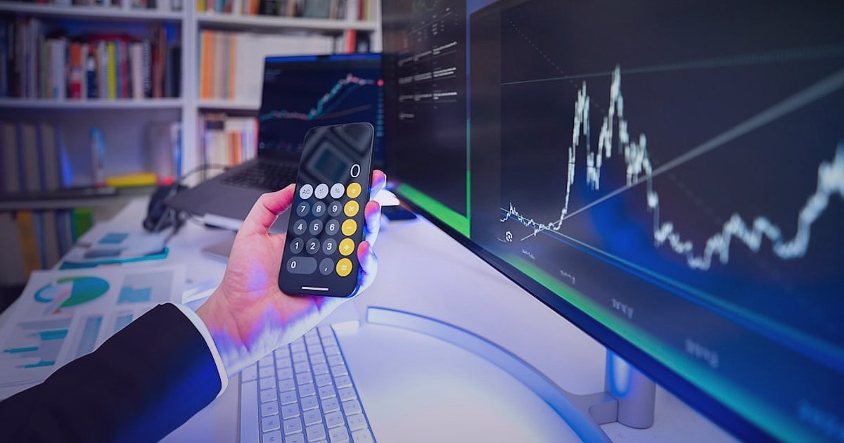 Koleksiyon Satışında Tuzaklar: 2026'da Yeni Başlayanların Kaçınması Gereken Hatalar - person looking at financial graph going down on computer screen