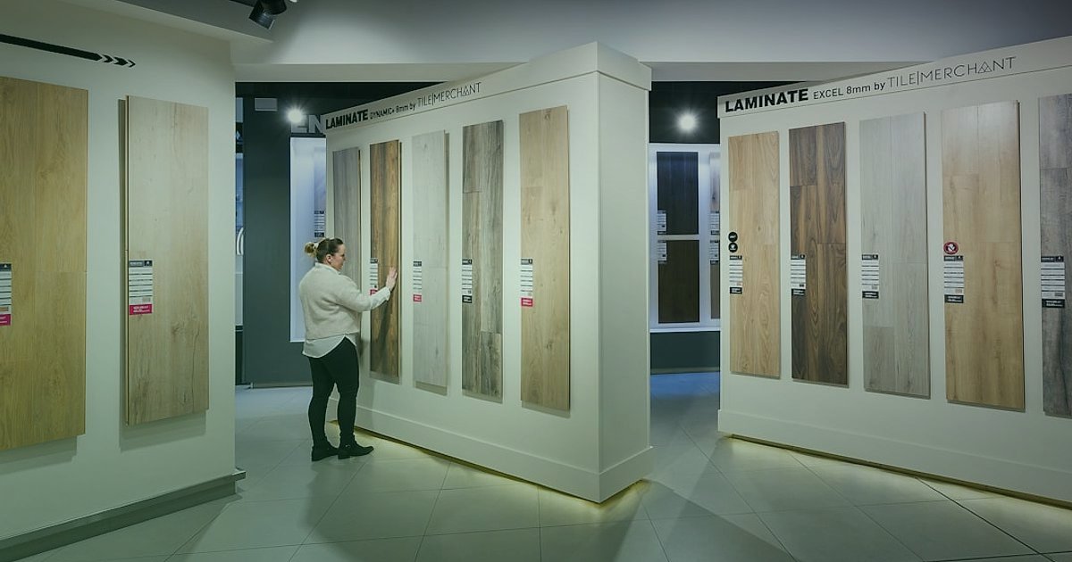 Kombi & Kazan Sezonluk Satışları: 2026 Kampanya Planı ve Stok Yönetimi - family choosing boiler in showroom bright light
