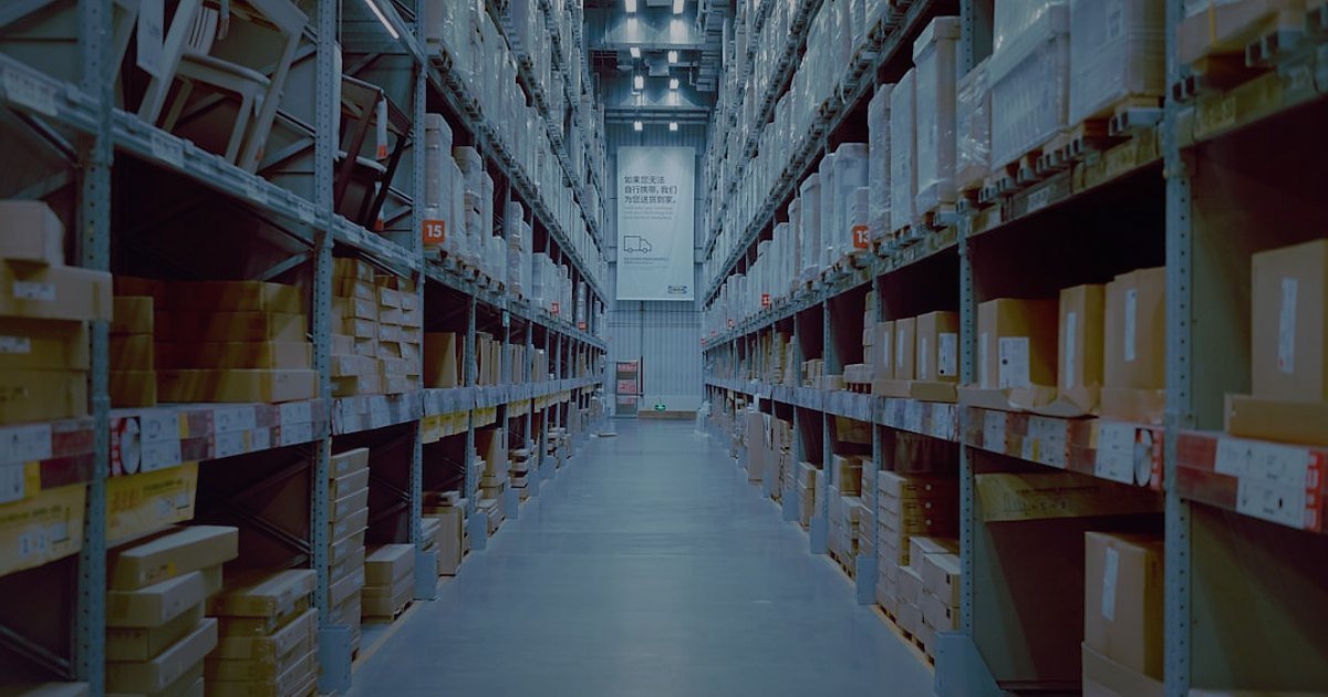 Kombi & Kazan Sezonluk Satışları: 2026 Kampanya Planı ve Stok Yönetimi - warehouse shelves stacked with heating system boxes