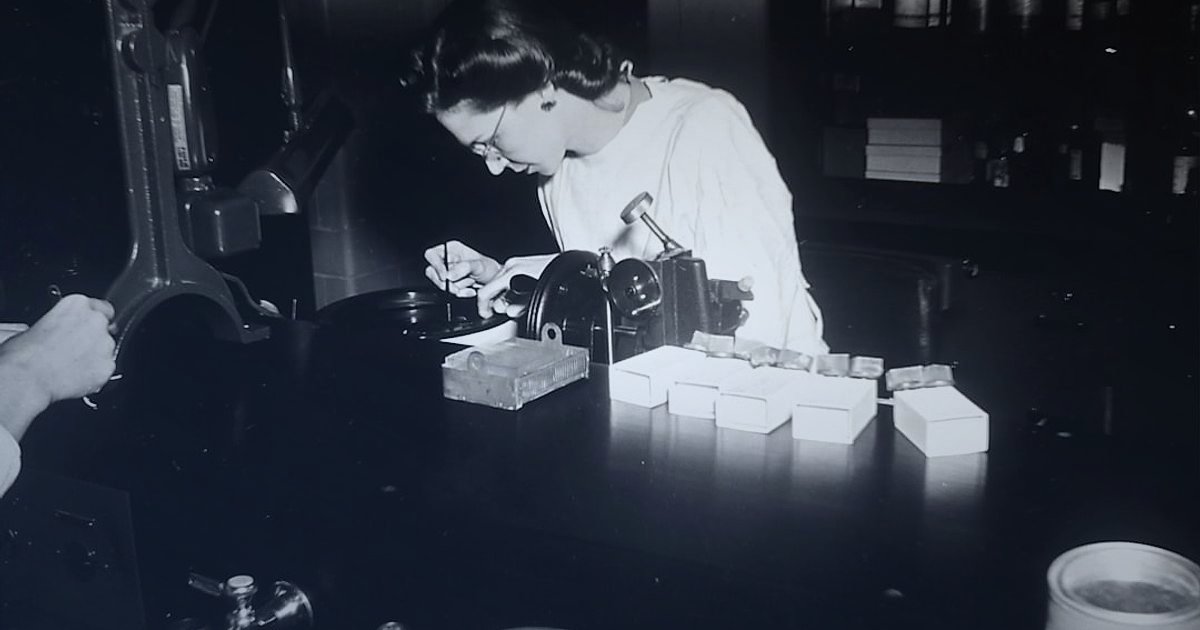 Kozmetik Satışı Mevzuatı 2026: Online Satışta Yasalara Uygunluk Rehberi - laboratory technician analyzing cosmetic cream sample