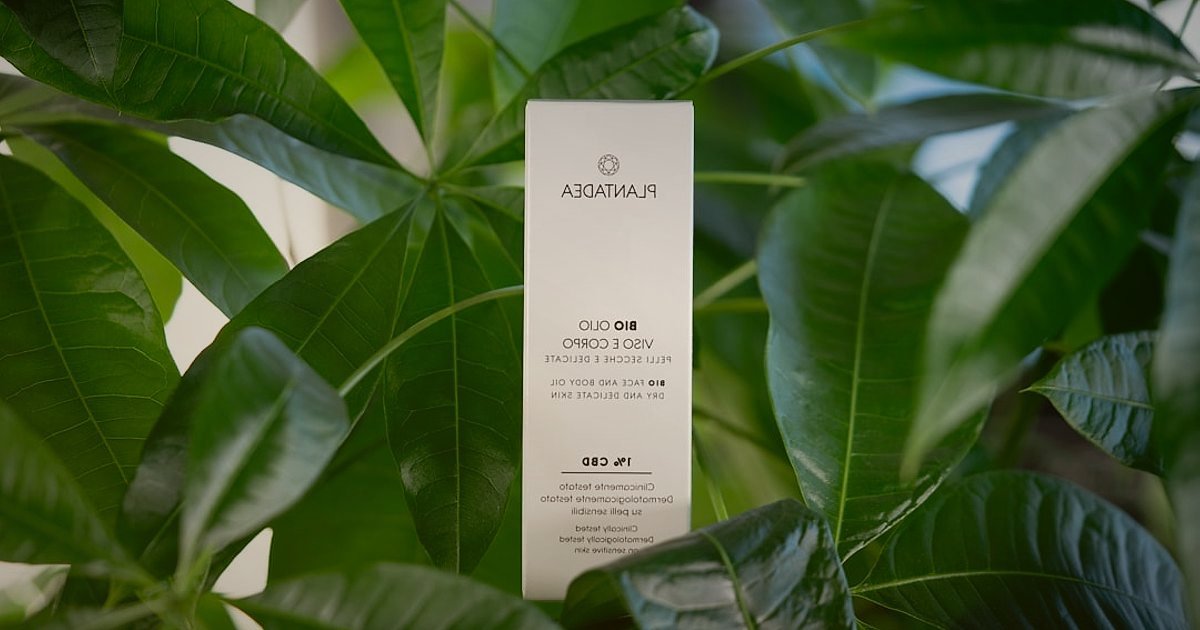 Kozmetik Satışı Mevzuatı 2026: Online Satışta Yasalara Uygunluk Rehberi - close up of cosmetic product label with ingredients list