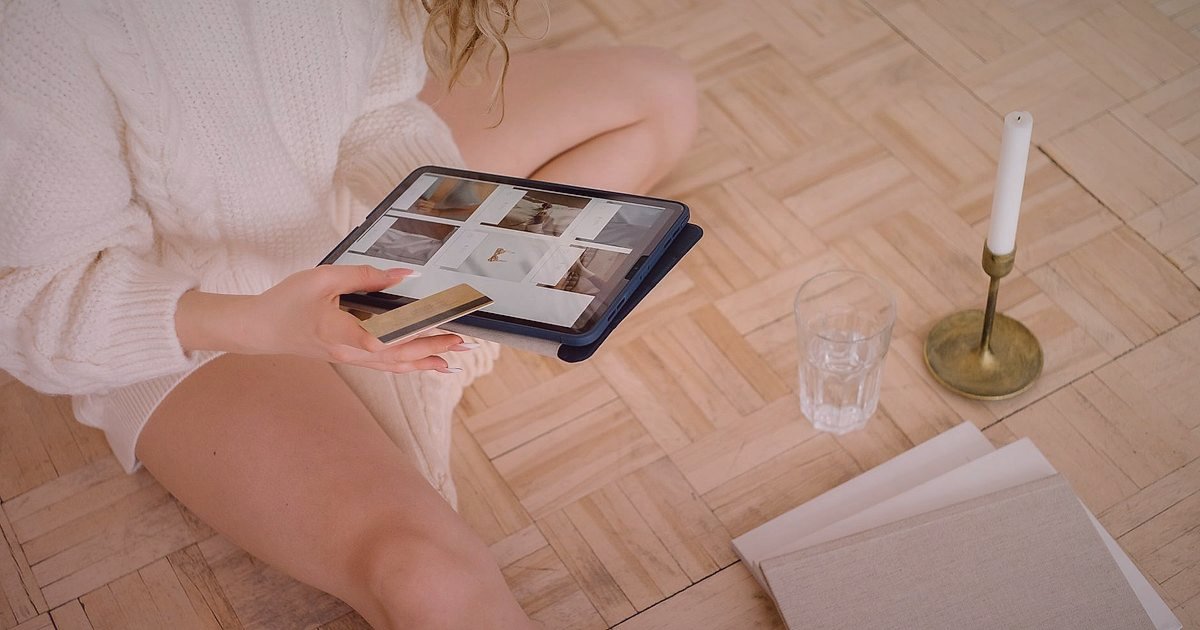 Kozmetik Satışı Mevzuatı 2026: Online Satışta Yasalara Uygunluk Rehberi - person browsing online store on tablet computer