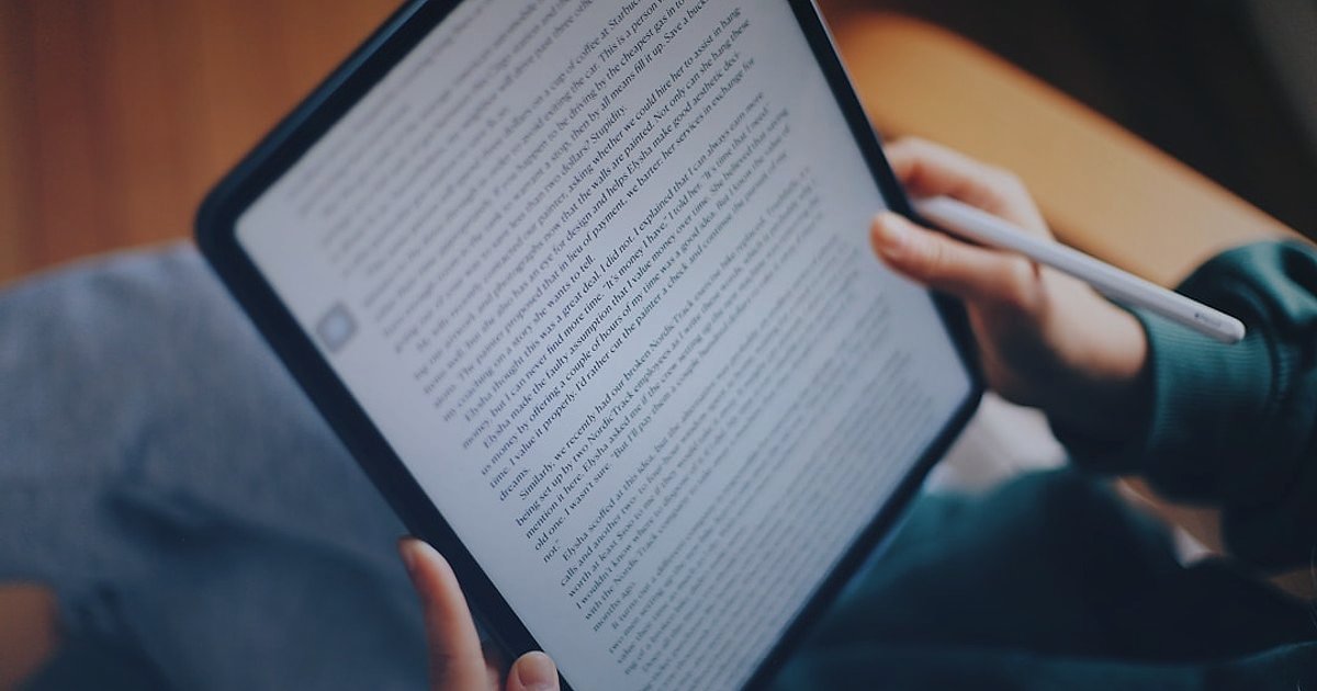 Kozmetik Satışı Mevzuatı 2026: Online Satışta Yasalara Uygunluk Rehberi - person signing digital consent form on screen