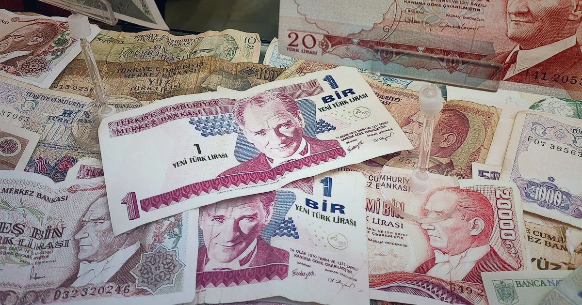 Kozmetik Satışı Mevzuatı 2026: Online Satışta Yasalara Uygunluk Rehberi - calculator and Turkish Lira banknotes on desk