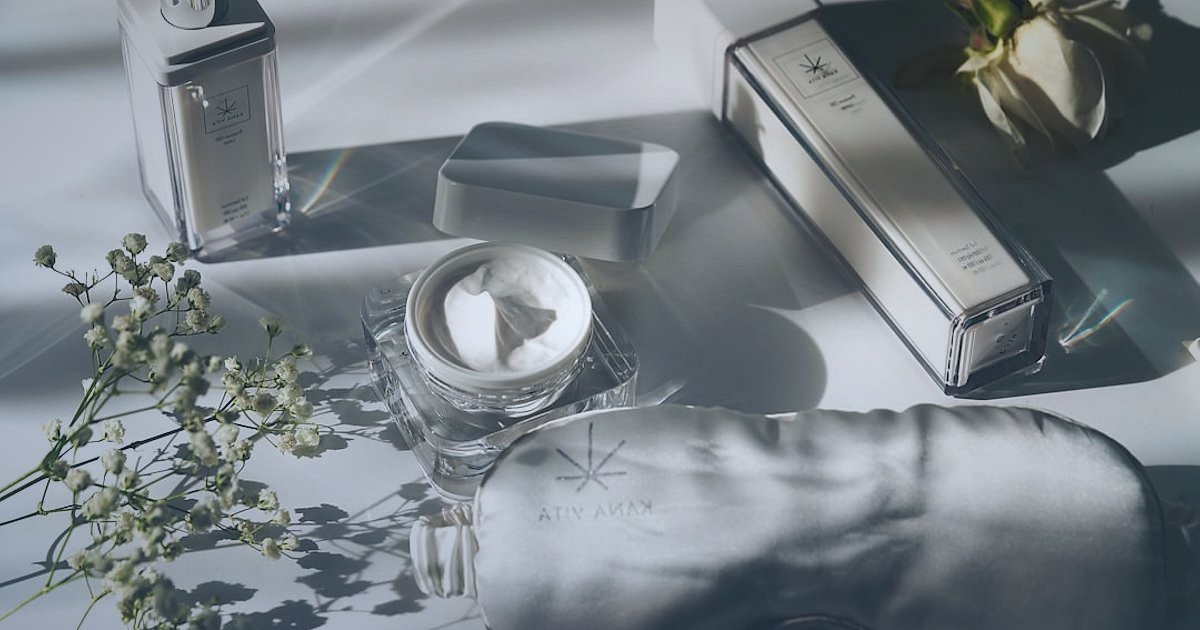Kozmetik Satışı Mevzuatı 2026: Online Satışta Yasalara Uygunluk Rehberi - magnifying glass over a fake luxury cosmetic product