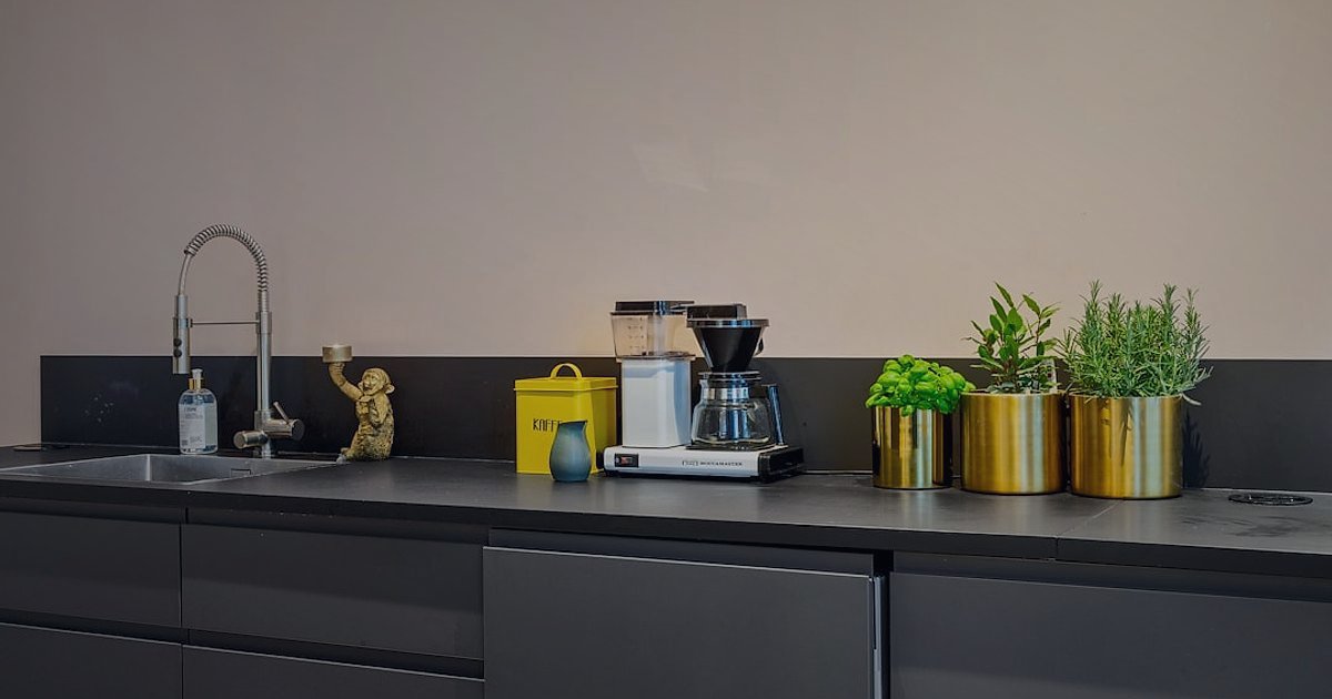 Küçük Ev Aletleri Nişinde Rakip Analizi: 2026'da Fark Yaratın! - sleek espresso machine counter top modern kitchen