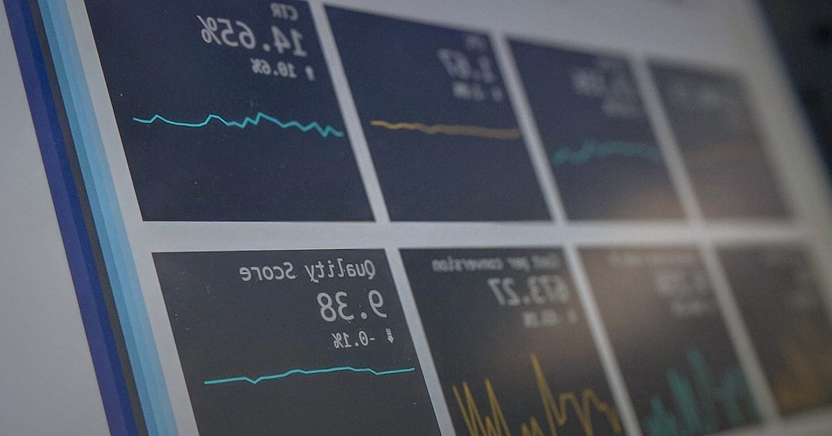 Küçük Ev Aletleri Nişinde Rakip Analizi: 2026'da Fark Yaratın! - business intelligence dashboard showing competitor market share