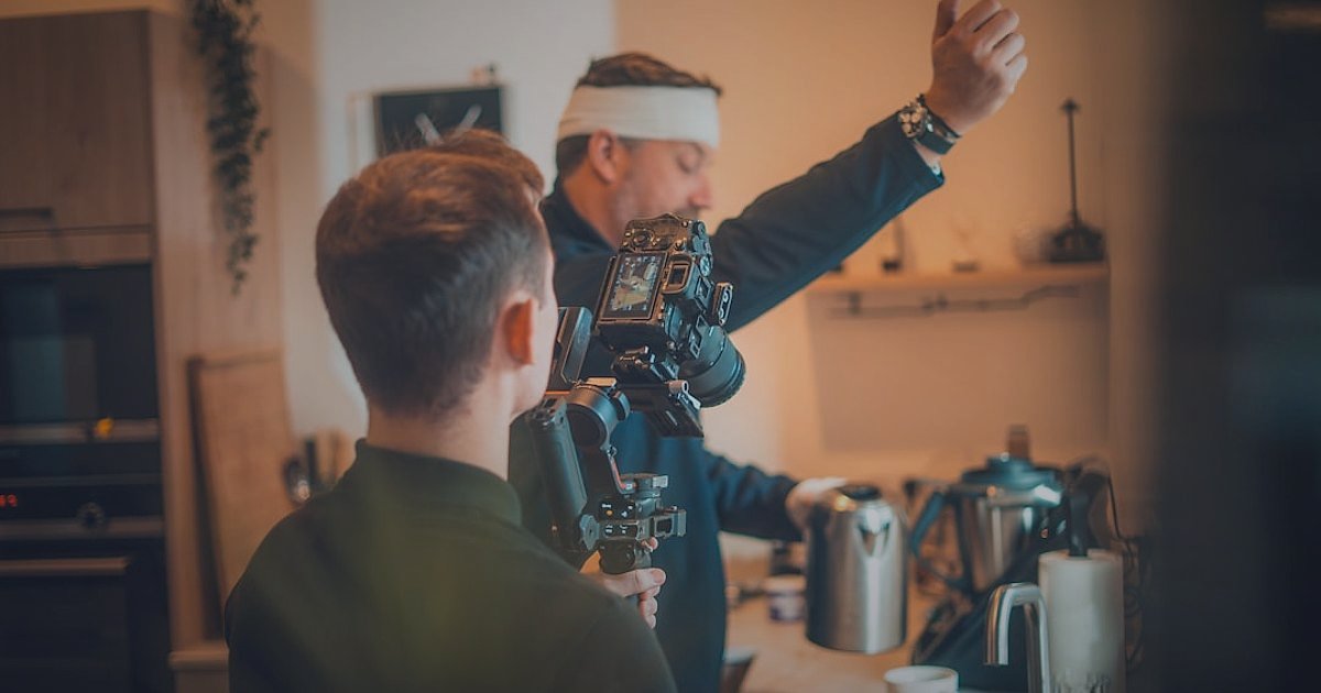 Küçük Ev Aletleri Nişinde Rakip Analizi: 2026'da Fark Yaratın! - influencer demonstrating smart air fryer in studio kitchen