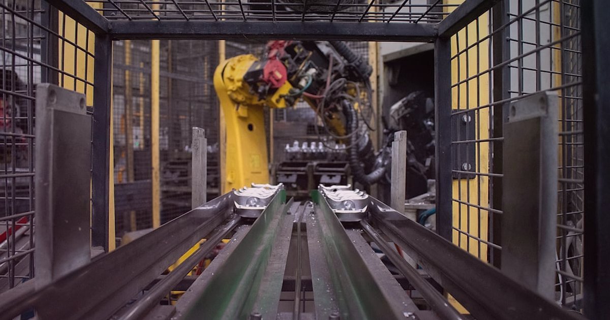 Küçük Ev Aletleri Nişinde Rakip Analizi: 2026'da Fark Yaratın! - automated warehouse robot moving packaged toaster ovens
