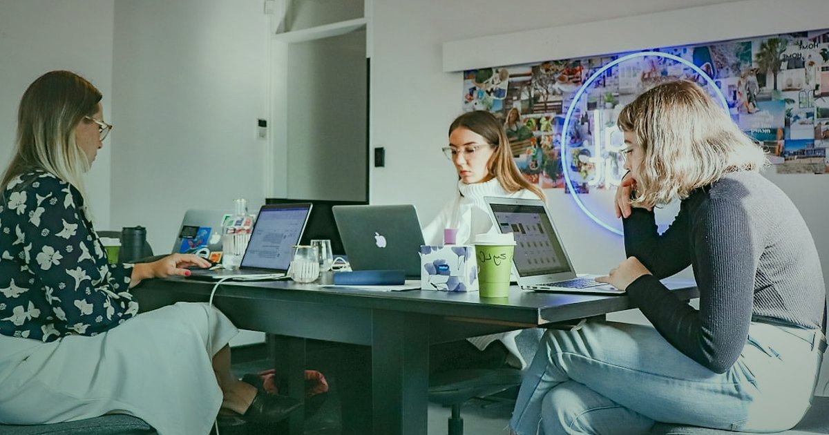 Küçük Ev Aletleri Nişinde Rakip Analizi: 2026'da Fark Yaratın! - digital marketing team collaborating on ad performance metrics