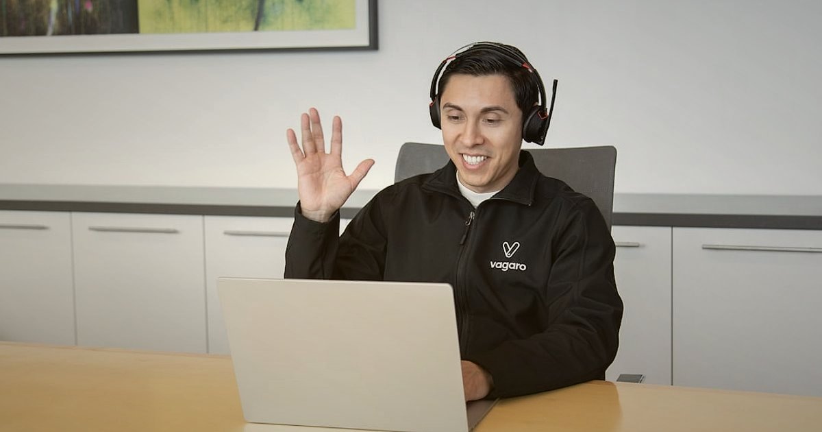 Küçük Ev Aletleri Nişinde Rakip Analizi: 2026'da Fark Yaratın! - customer support agent actively resolving appliance issue online
