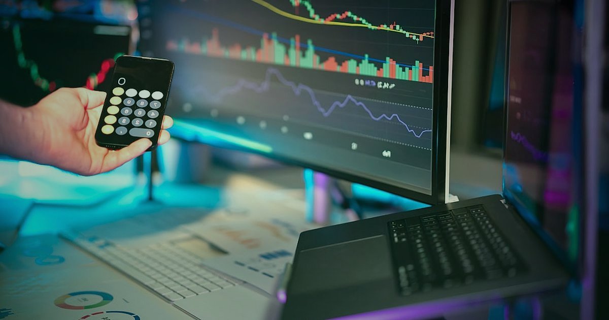 Küçük Ev Aletleri Nişinde Rakip Analizi: 2026'da Fark Yaratın! - e-commerce manager analyzing sales data on large monitor