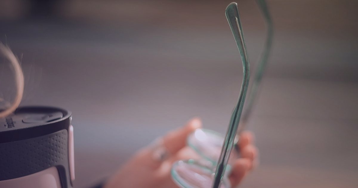 Küçük Ev Aletlerinde Ürün Açıklaması ve SEO: 2026'da Satışları Patlatmanın Sırları - detailed shot of a sleek coffee machine with steam, a blurred hand holding a tablet displaying product features