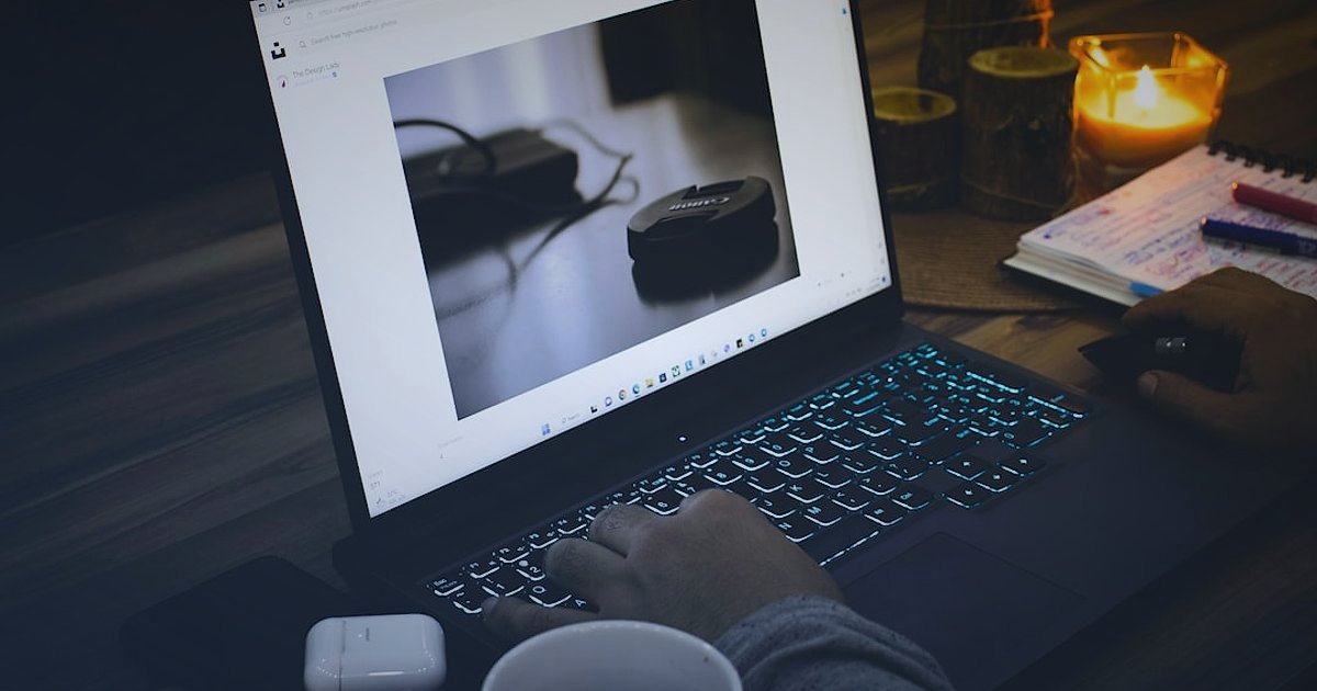 Küçük Ev Aletlerinde Ürün Açıklaması ve SEO: 2026'da Satışları Patlatmanın Sırları - a person's hands typing on a laptop, screen showing a product page with an engaging description, coffee cup nearby