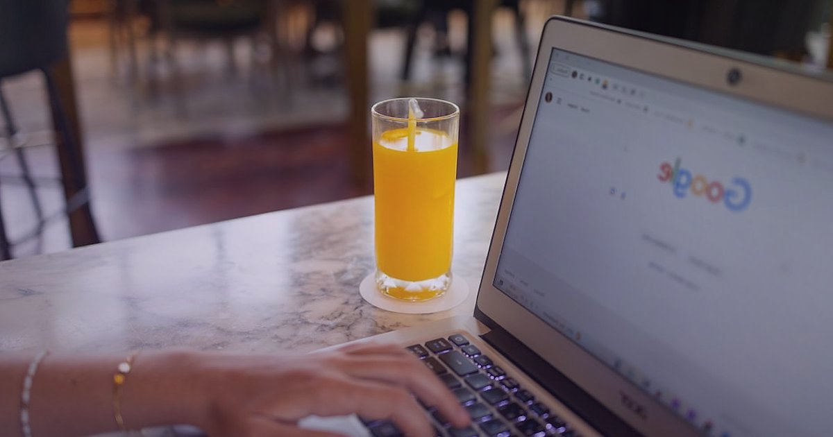 Küçük Ev Aletlerinde Ürün Açıklaması ve SEO: 2026'da Satışları Patlatmanın Sırları - a person's hand highlighting a search engine result for a small kitchen appliance, laptop screen showing keyword research tools