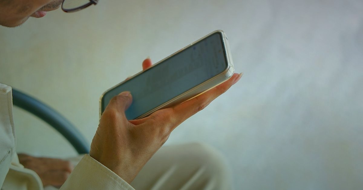 Küçük Ev Aletlerinde Ürün Açıklaması ve SEO: 2026'da Satışları Patlatmanın Sırları - a person scrolling through a mobile-optimized product page for a smart home device, phone held horizontally