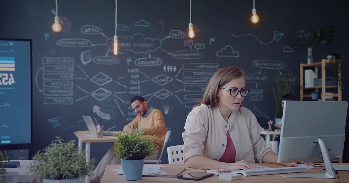 Küçük Ev Aletlerinde Ürün Açıklaması ve SEO: 2026'da Satışları Patlatmanın Sırları - a team of three people analyzing data on multiple screens in a modern office, charts and graphs visible