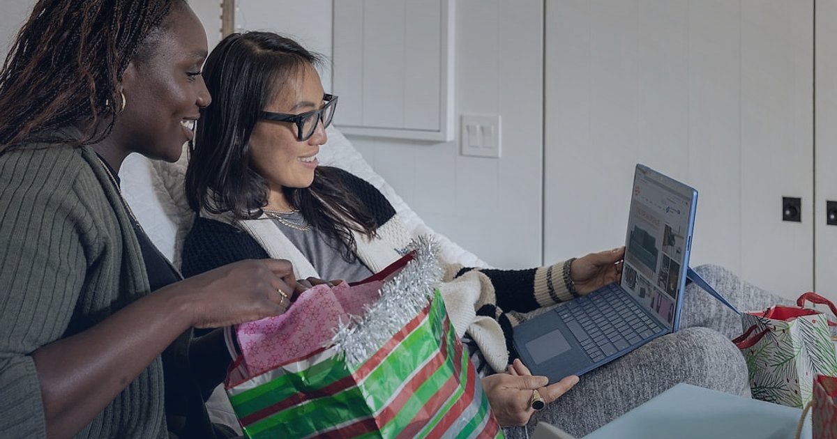 Küpe Alıcısını Anlamak: 2026'da Kimler Neden Satın Alıyor? - diverse group young adults browsing online jewelry store