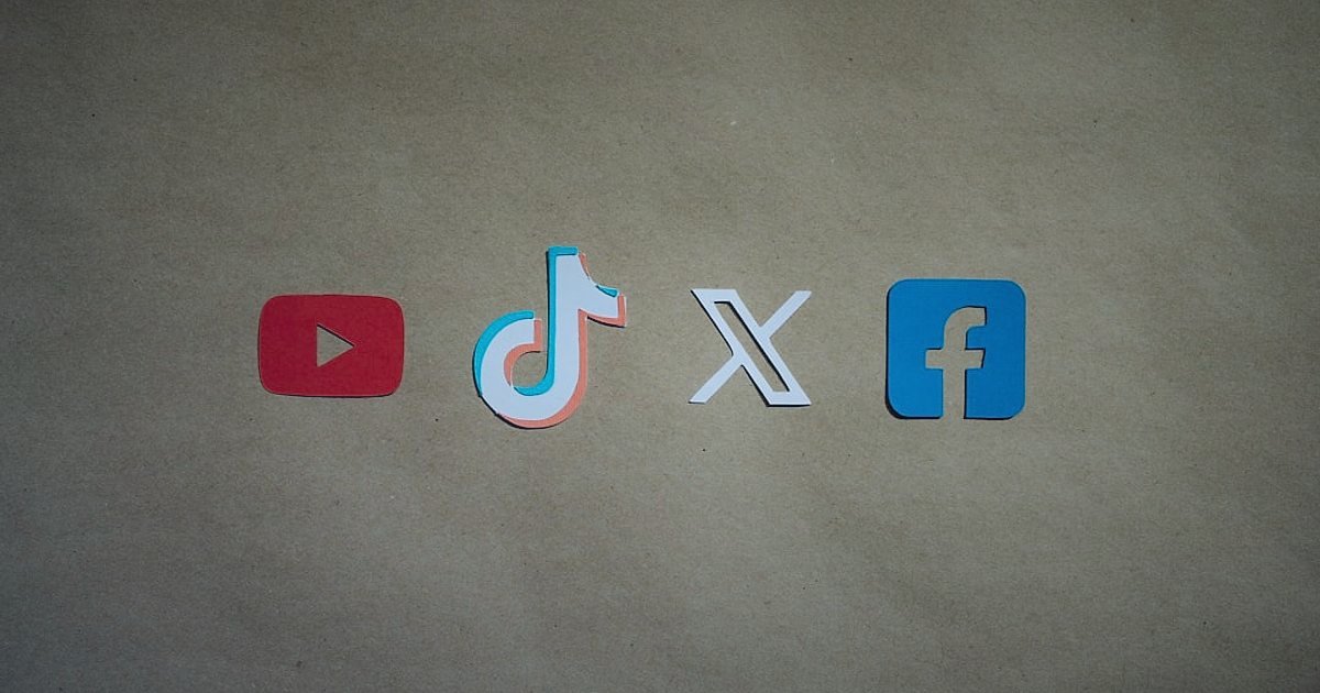 Küpe Alıcısını Anlamak: 2026'da Kimler Neden Satın Alıyor? - collage of popular e-commerce website logos and social media icons