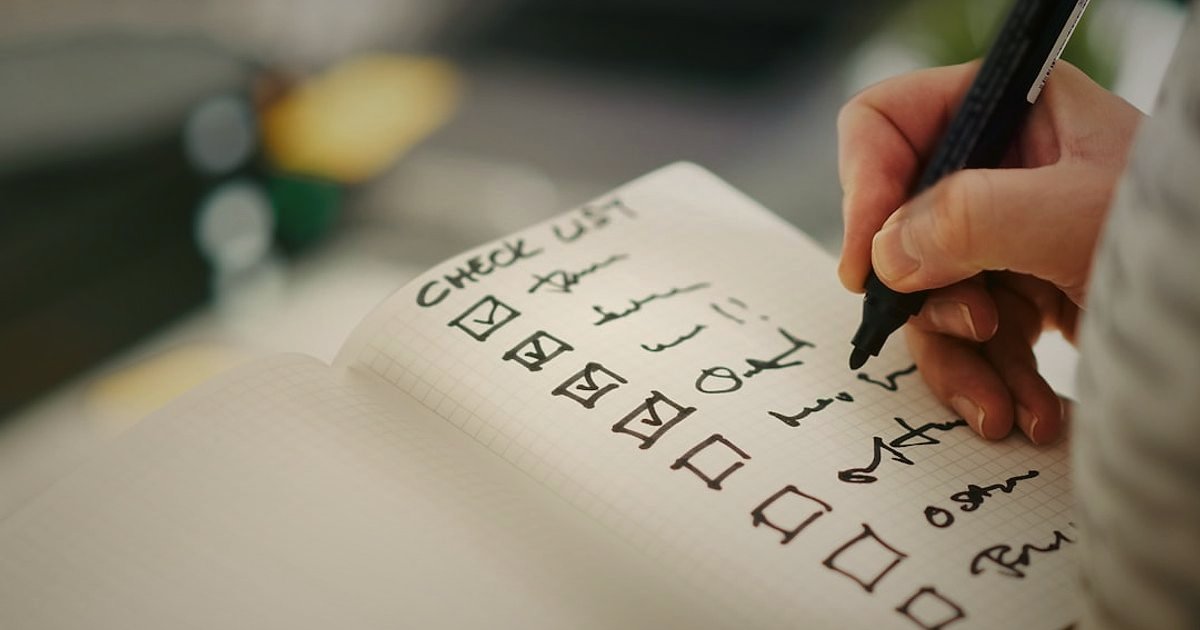 Kürek Makinesi Pazaryeri Seçimi 2026: Komisyonlar ve Rekabet Analizi - checklist being marked with pen by hand