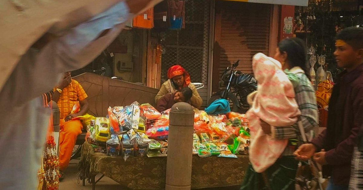 Kürek Makinesi Pazaryeri Seçimi 2026: Komisyonlar ve Rekabet Analizi - aerial view of crowded marketplace stalls
