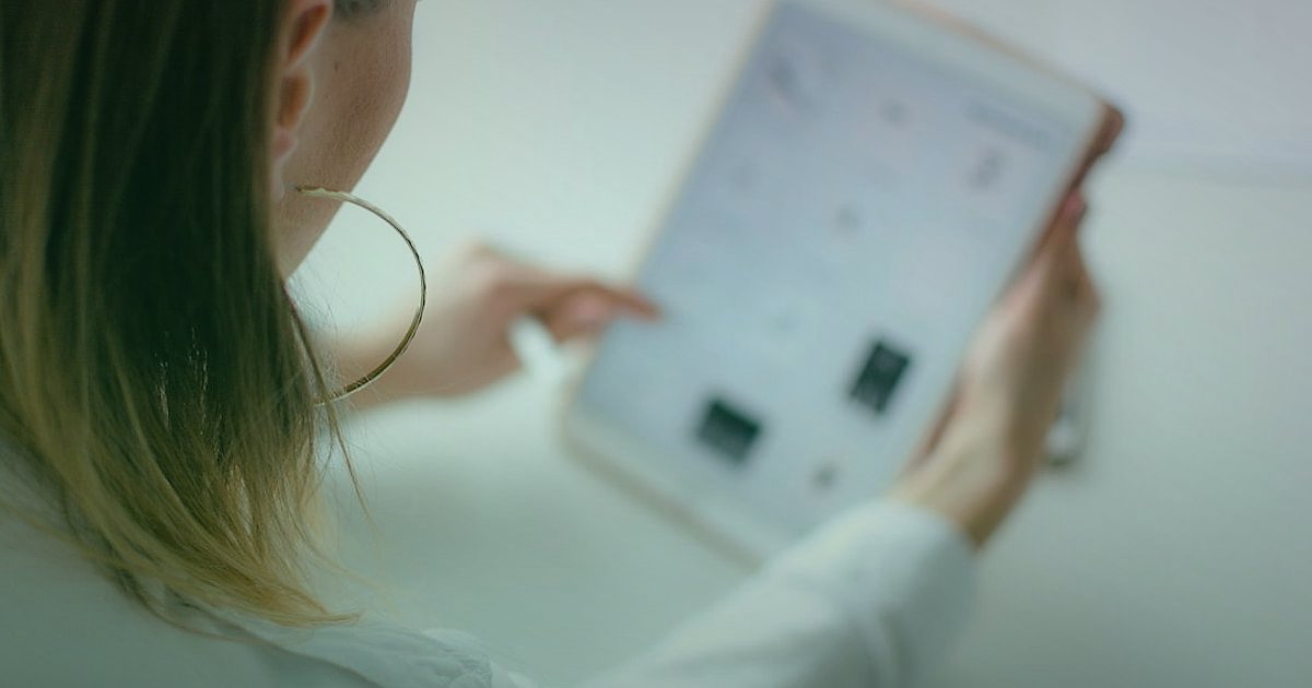 Kürek Makinesi Pazaryeri Seçimi 2026: Komisyonlar ve Rekabet Analizi - customer leaving a 5-star rating on a tablet screen