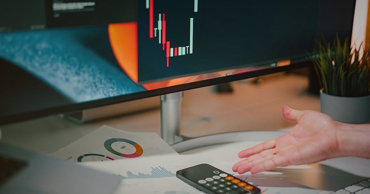 Kürek Makinesi Pazaryeri Seçimi 2026: Komisyonlar ve Rekabet Analizi - person analyzing data on multiple computer screens
