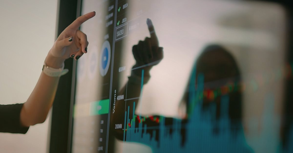 Kürek Makinesi Pazaryeri Seçimi 2026: Komisyonlar ve Rekabet Analizi - team collaborating around a large digital display showing growth charts