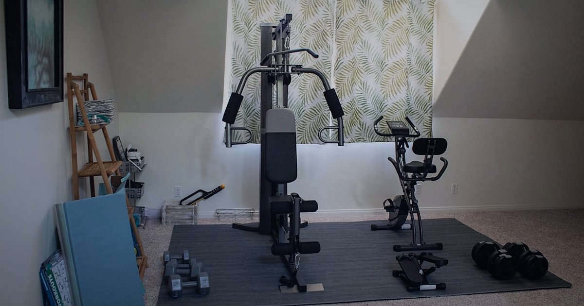 Kürek Makinesi Pazaryeri Seçimi 2026: Komisyonlar ve Rekabet Analizi - futuristic home gym with integrated smart technology