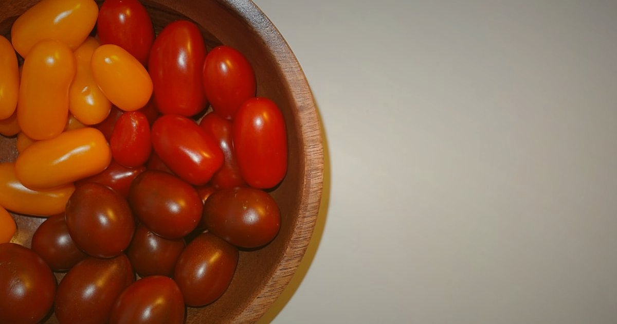 Kuş Yemi Satışında Başlangıç Tuzakları: 2026'da Nelere Dikkat Etmeli? - close-up mixed bird seeds in a wooden bowl