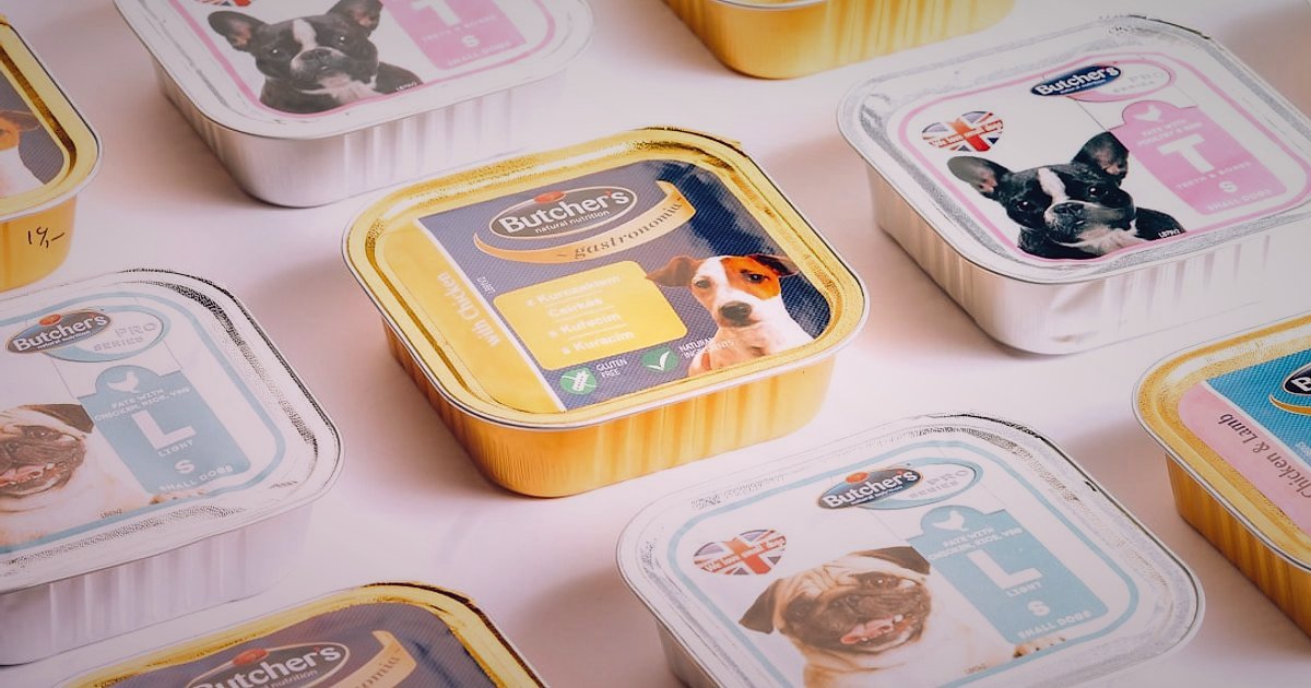 Kuş Yemi Satışında Başlangıç Tuzakları: 2026'da Nelere Dikkat Etmeli? - legal documents and scales of justice placed next to pet food packaging