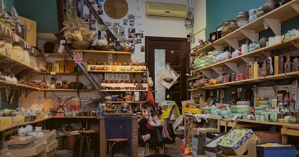 Kuş Yemi Satışında Başlangıç Tuzakları: 2026'da Nelere Dikkat Etmeli? - person creating a unique display of bird toys and feeders in a store