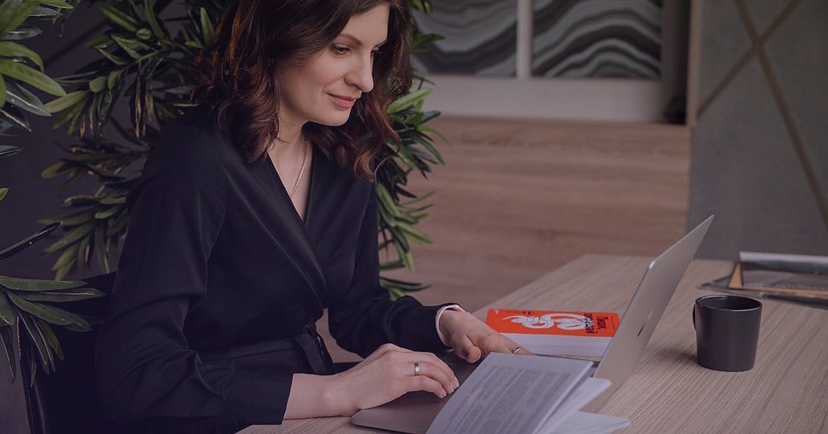 Kusursuz İade Yönetimi: Çamaşır Makinesi Satışında 2026 Stratejileri - Turkish legal expert reviewing consumer protection law documents