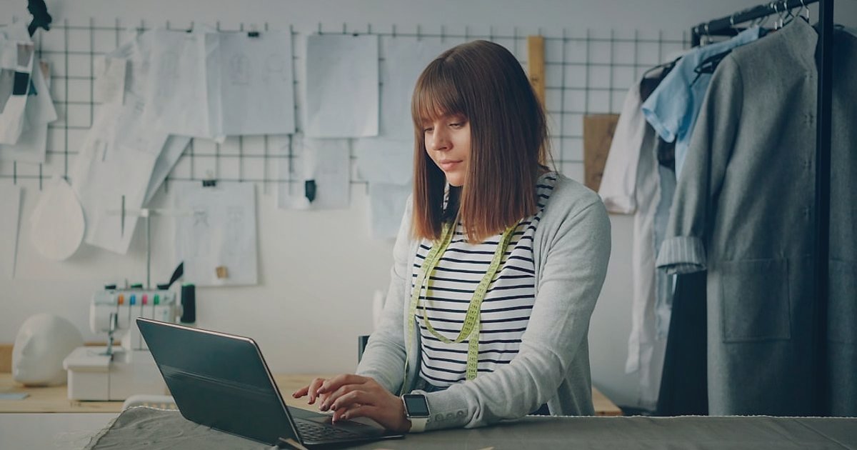 Kusursuz İade Yönetimi: Çamaşır Makinesi Satışında 2026 Stratejileri - woman meticulously checking washing machine specifications online