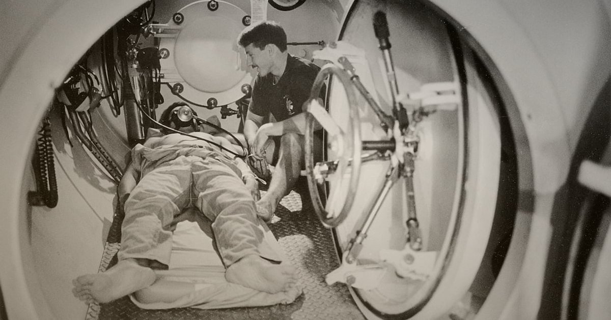 Kusursuz İade Yönetimi: Çamaşır Makinesi Satışında 2026 Stratejileri - shocked customer inspecting a dented washing machine delivery