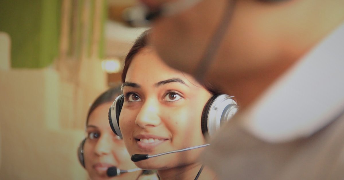 Kusursuz İade Yönetimi: Çamaşır Makinesi Satışında 2026 Stratejileri - friendly customer support agent helping a client on phone
