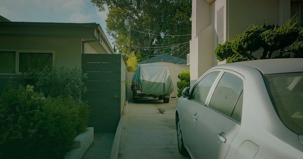Kusursuz İade Yönetimi: Çamaşır Makinesi Satışında 2026 Stratejileri - two delivery men carefully carrying a washing machine out of a house