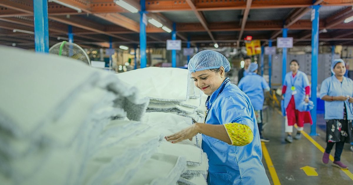 Kusursuz İade Yönetimi: Çamaşır Makinesi Satışında 2026 Stratejileri - warehouse worker carefully re-packaging a large white appliance