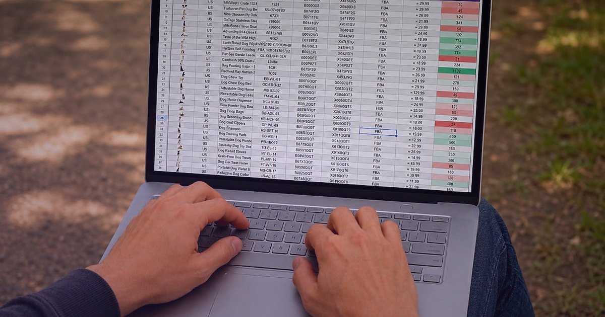 Kutu & Organizer Pazarında Farklılaşma: 2026'da Rekabette Öne Çıkmanın Sırları - overhead view competitor pricing analysis spreadsheet