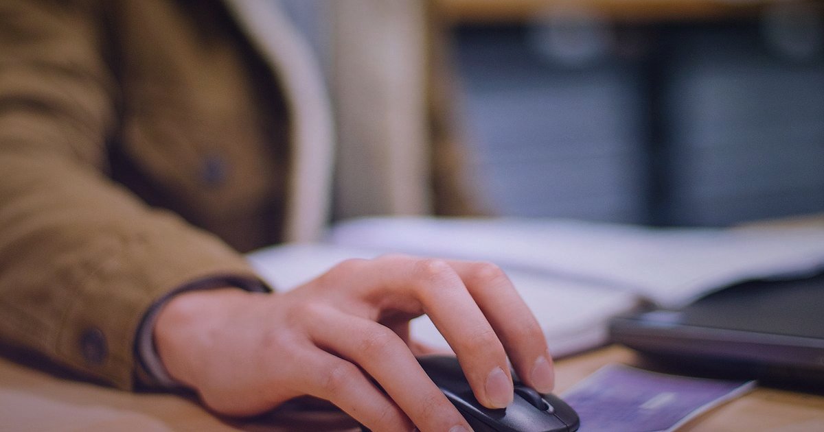 KVKK Uyumlu E-Ticaret: 2026'da Kişisel Veri Güvenliği Rehberi - user clicking on consent banner website