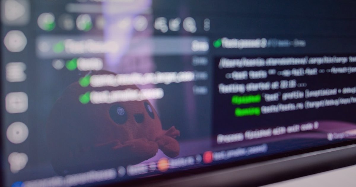 KVKK Uyumlu E-Ticaret: 2026'da Kişisel Veri Güvenliği Rehberi - red alert notification on computer screen
