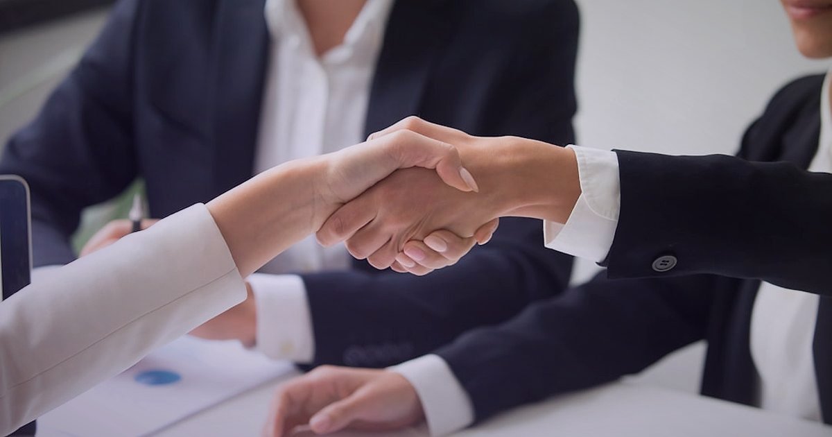 KVKK Uyumlu E-Ticaret: 2026'da Kişisel Veri Güvenliği Rehberi - handshake between two business people closing deal