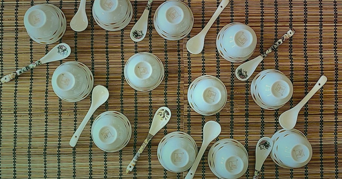 Mama & Ek Gıda Pazaryeri Seçimi 2026: Komisyonlar ve Rekabet Analizi - overhead view baby food jars and spoons arranged neatly