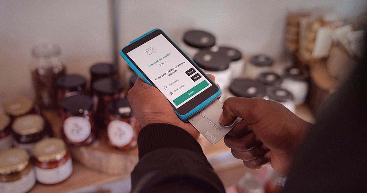 Mama & Ek Gıda Pazaryeri Seçimi 2026: Komisyonlar ve Rekabet Analizi - split view of a smartphone displaying a marketplace app and a shelf with baby food products