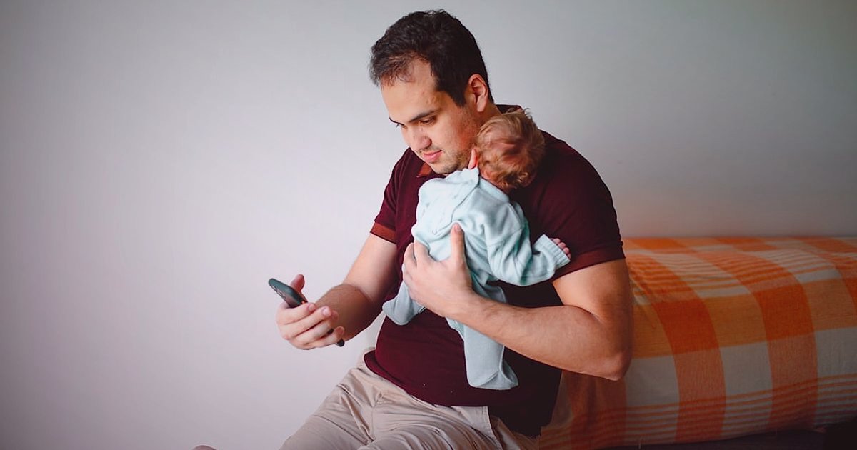 Mama & Ek Gıda Pazaryeri Seçimi 2026: Komisyonlar ve Rekabet Analizi - a smiling parent holding a baby and looking at a smartphone screen with positive reviews