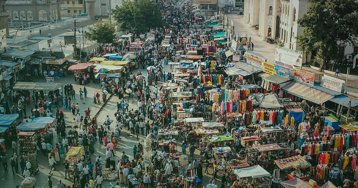 Mama & Ek Gıda Pazaryeri Seçimi 2026: Komisyonlar ve Rekabet Analizi - aerial view of a bustling marketplace with many stalls and shoppers