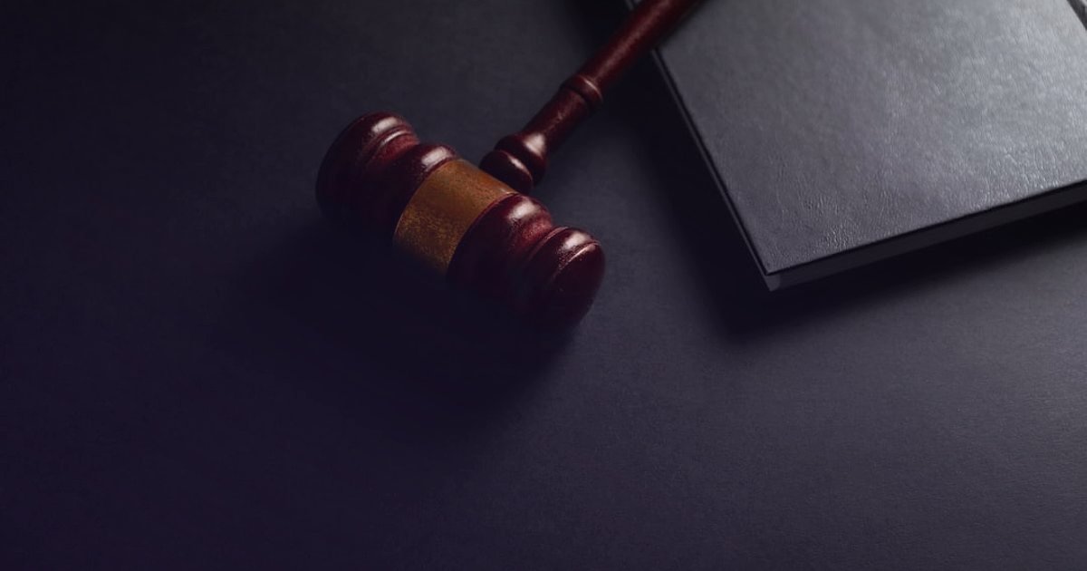 Mesafeli Satış Sözleşmesi Hazırlama Rehberi 2026: E-Ticarette Güvenliği Artırın! - judge hammer gavel courtroom table